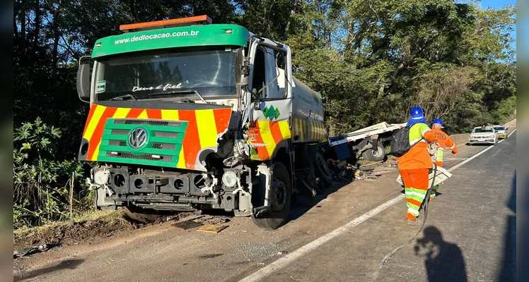 Motorista alega falta de sinalização em acidente envolvendo três caminhões em PG