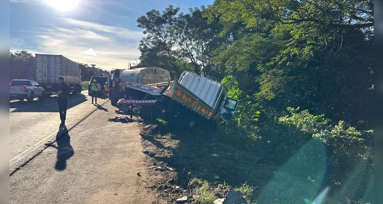 Motorista alega falta de sinalização em acidente envolvendo três caminhões em PG