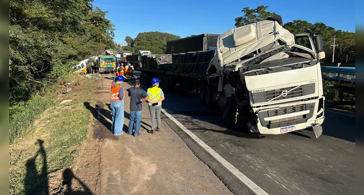 Motorista alega falta de sinalização em acidente envolvendo três caminhões em PG