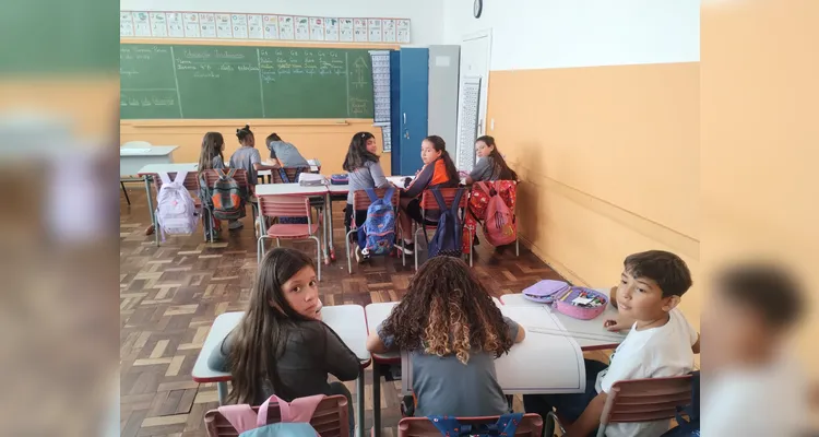 Os alunos refletiram sobre as sensações de ajudar e ser ajudado, produziram desenhos sobre situações de inclusão no cotidiano e confeccionaram cartazes em grupo para exposição na escola