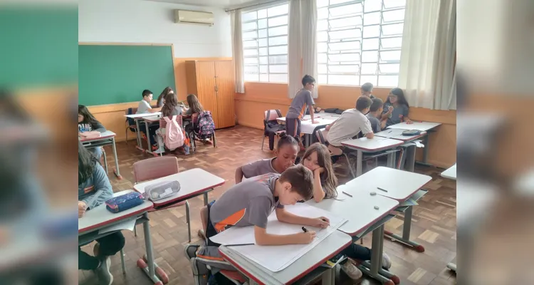 Os alunos refletiram sobre as sensações de ajudar e ser ajudado, produziram desenhos sobre situações de inclusão no cotidiano e confeccionaram cartazes em grupo para exposição na escola
