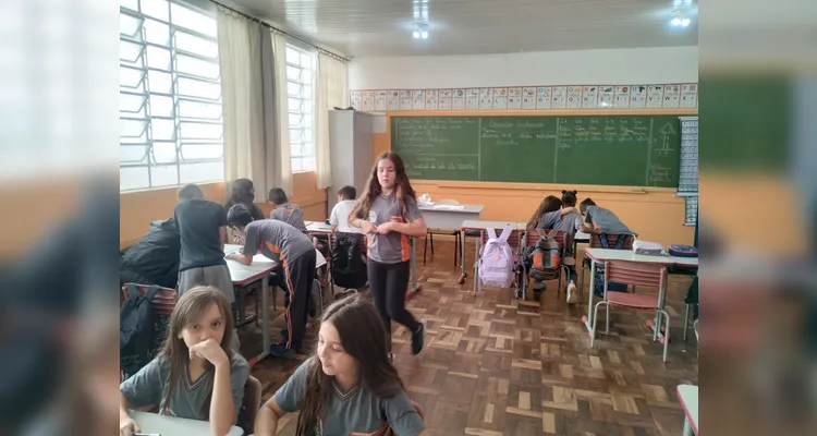 Os alunos refletiram sobre as sensações de ajudar e ser ajudado, produziram desenhos sobre situações de inclusão no cotidiano e confeccionaram cartazes em grupo para exposição na escola