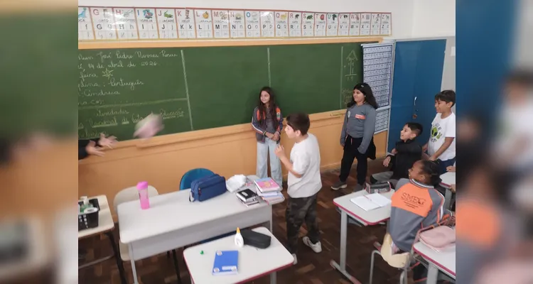 Os alunos refletiram sobre as sensações de ajudar e ser ajudado, produziram desenhos sobre situações de inclusão no cotidiano e confeccionaram cartazes em grupo para exposição na escola