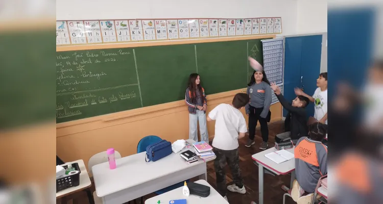 Os alunos refletiram sobre as sensações de ajudar e ser ajudado, produziram desenhos sobre situações de inclusão no cotidiano e confeccionaram cartazes em grupo para exposição na escola