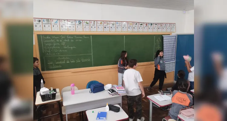 Os alunos refletiram sobre as sensações de ajudar e ser ajudado, produziram desenhos sobre situações de inclusão no cotidiano e confeccionaram cartazes em grupo para exposição na escola