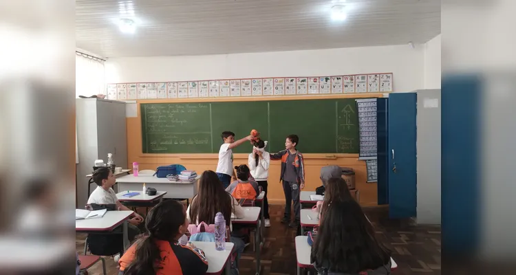 Os alunos refletiram sobre as sensações de ajudar e ser ajudado, produziram desenhos sobre situações de inclusão no cotidiano e confeccionaram cartazes em grupo para exposição na escola