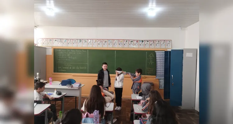 Os alunos refletiram sobre as sensações de ajudar e ser ajudado, produziram desenhos sobre situações de inclusão no cotidiano e confeccionaram cartazes em grupo para exposição na escola