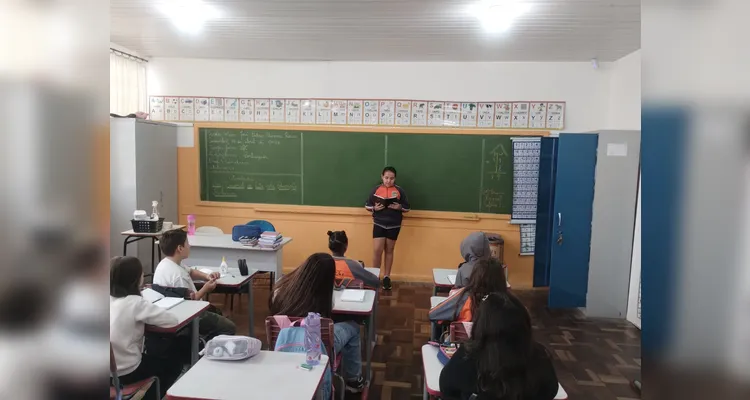 Os alunos refletiram sobre as sensações de ajudar e ser ajudado, produziram desenhos sobre situações de inclusão no cotidiano e confeccionaram cartazes em grupo para exposição na escola