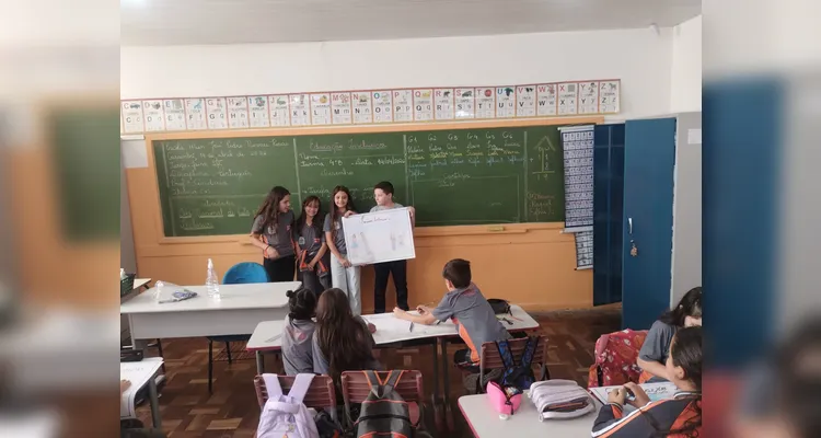 Os alunos refletiram sobre as sensações de ajudar e ser ajudado, produziram desenhos sobre situações de inclusão no cotidiano e confeccionaram cartazes em grupo para exposição na escola