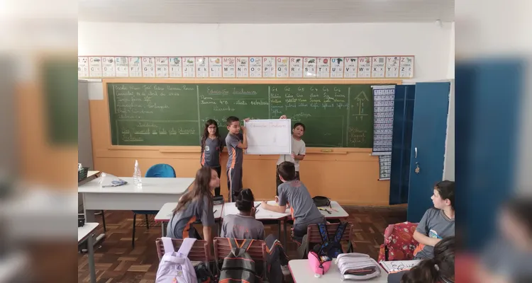 Os alunos refletiram sobre as sensações de ajudar e ser ajudado, produziram desenhos sobre situações de inclusão no cotidiano e confeccionaram cartazes em grupo para exposição na escola