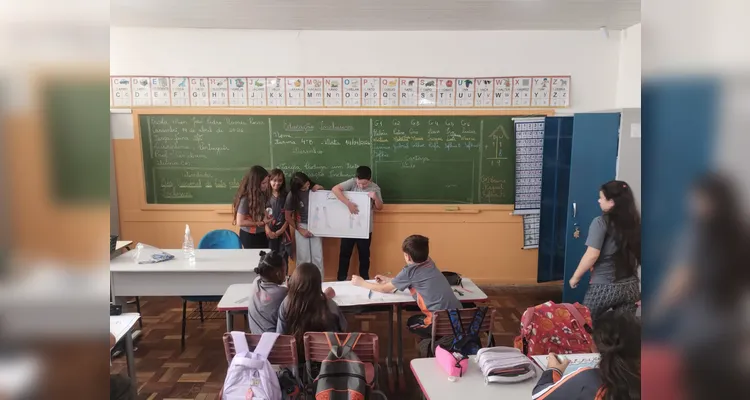Os alunos refletiram sobre as sensações de ajudar e ser ajudado, produziram desenhos sobre situações de inclusão no cotidiano e confeccionaram cartazes em grupo para exposição na escola
