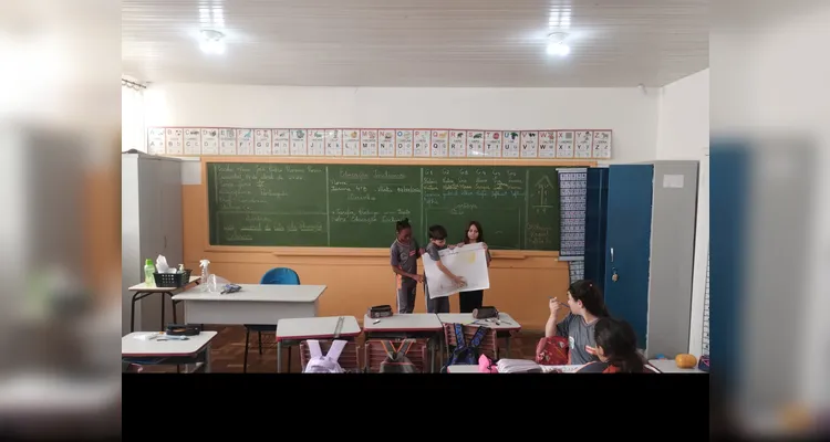 Os alunos refletiram sobre as sensações de ajudar e ser ajudado, produziram desenhos sobre situações de inclusão no cotidiano e confeccionaram cartazes em grupo para exposição na escola