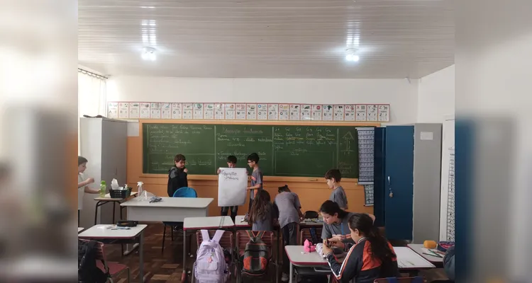 Os alunos refletiram sobre as sensações de ajudar e ser ajudado, produziram desenhos sobre situações de inclusão no cotidiano e confeccionaram cartazes em grupo para exposição na escola