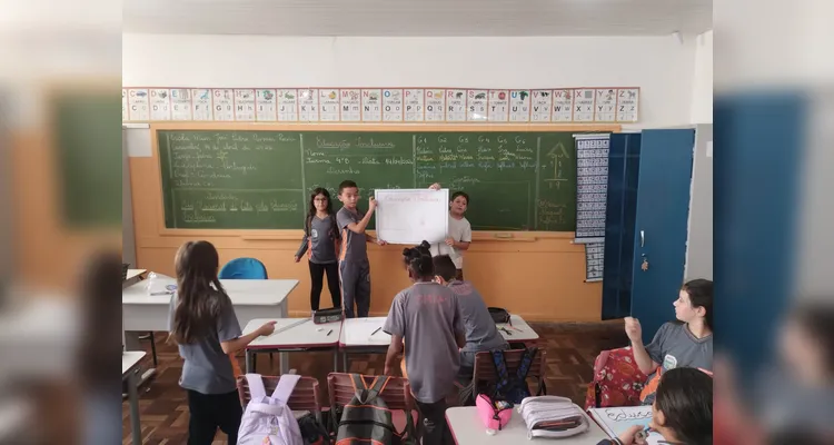 Os alunos refletiram sobre as sensações de ajudar e ser ajudado, produziram desenhos sobre situações de inclusão no cotidiano e confeccionaram cartazes em grupo para exposição na escola
