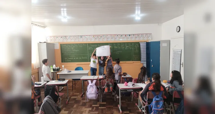 Os alunos refletiram sobre as sensações de ajudar e ser ajudado, produziram desenhos sobre situações de inclusão no cotidiano e confeccionaram cartazes em grupo para exposição na escola