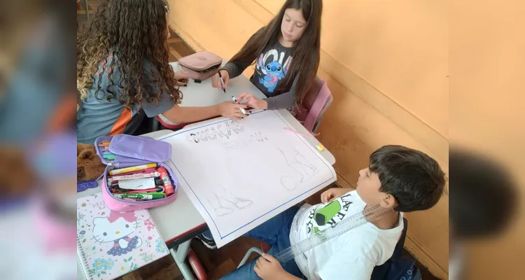 Os alunos refletiram sobre as sensações de ajudar e ser ajudado, produziram desenhos sobre situações de inclusão no cotidiano e confeccionaram cartazes em grupo para exposição na escola