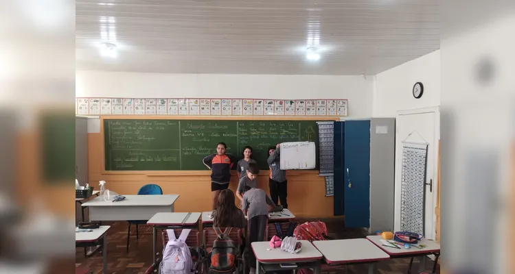 Os alunos refletiram sobre as sensações de ajudar e ser ajudado, produziram desenhos sobre situações de inclusão no cotidiano e confeccionaram cartazes em grupo para exposição na escola