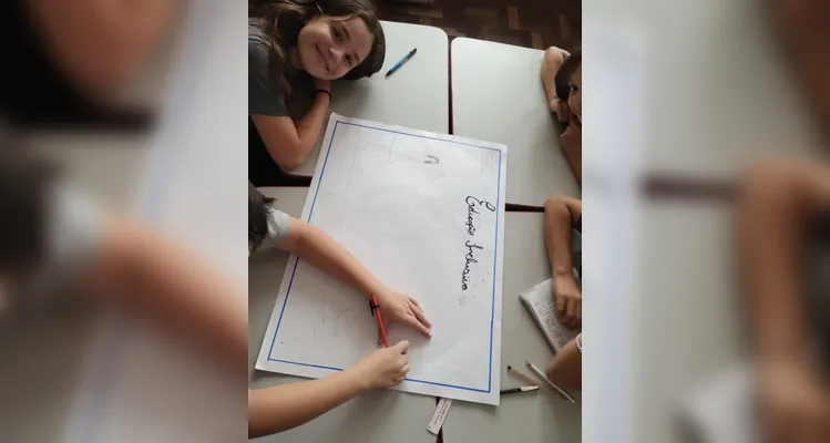 Os alunos refletiram sobre as sensações de ajudar e ser ajudado, produziram desenhos sobre situações de inclusão no cotidiano e confeccionaram cartazes em grupo para exposição na escola