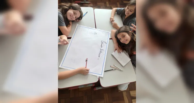 Os alunos refletiram sobre as sensações de ajudar e ser ajudado, produziram desenhos sobre situações de inclusão no cotidiano e confeccionaram cartazes em grupo para exposição na escola