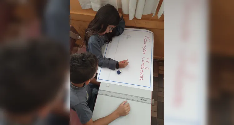 Os alunos refletiram sobre as sensações de ajudar e ser ajudado, produziram desenhos sobre situações de inclusão no cotidiano e confeccionaram cartazes em grupo para exposição na escola
