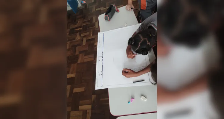 Os alunos refletiram sobre as sensações de ajudar e ser ajudado, produziram desenhos sobre situações de inclusão no cotidiano e confeccionaram cartazes em grupo para exposição na escola