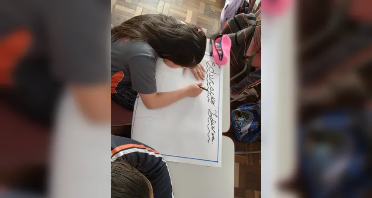 Os alunos refletiram sobre as sensações de ajudar e ser ajudado, produziram desenhos sobre situações de inclusão no cotidiano e confeccionaram cartazes em grupo para exposição na escola
