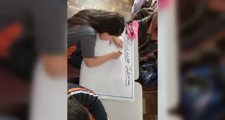 Os alunos refletiram sobre as sensações de ajudar e ser ajudado, produziram desenhos sobre situações de inclusão no cotidiano e confeccionaram cartazes em grupo para exposição na escola