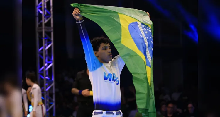 O jovem já coleciona resultados expressivos e reforça o crescimento da capoeira esportiva.