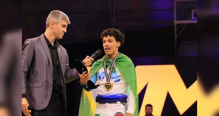 O jovem já coleciona resultados expressivos e reforça o crescimento da capoeira esportiva.