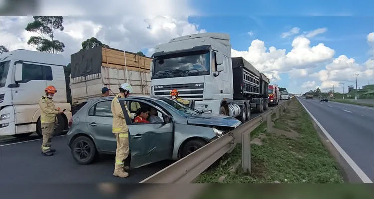 Carro atinge frente de caminhão e é arrastado por 200 metros em PG