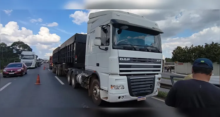 Carro atinge frente de caminhão e é arrastado por 200 metros em PG