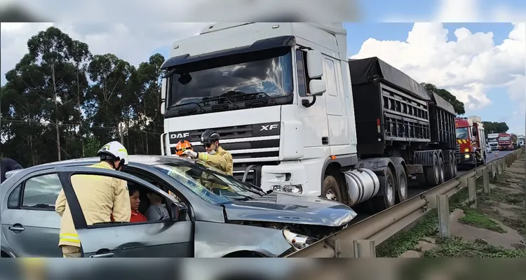 Carro atinge frente de caminhão e é arrastado por 200 metros em PG
