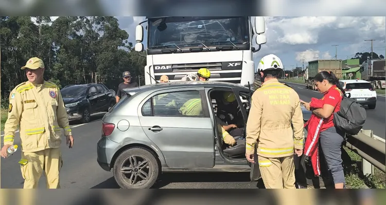 Carro atinge frente de caminhão e é arrastado por 200 metros em PG