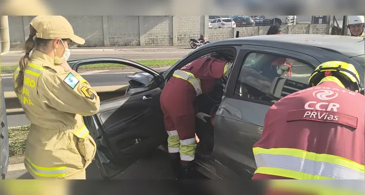 Carro atinge frente de caminhão e é arrastado por 200 metros em PG