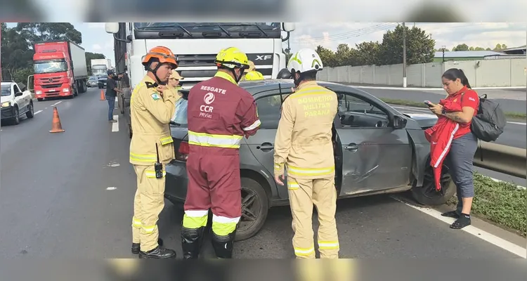 Carro atinge frente de caminhão e é arrastado por 200 metros em PG