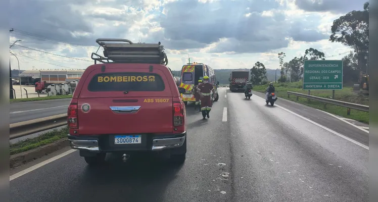 Carro atinge frente de caminhão e é arrastado por 200 metros em PG