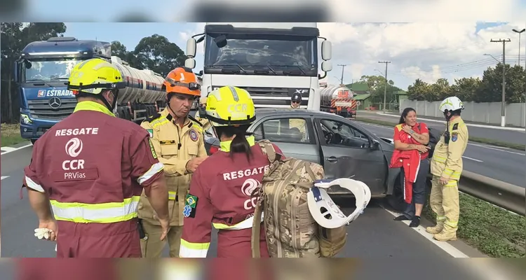 Carro atinge frente de caminhão e é arrastado por 200 metros em PG