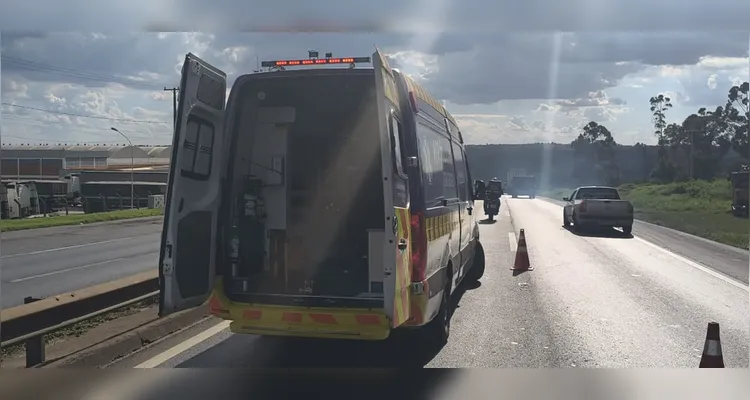 Carro atinge frente de caminhão e é arrastado por 200 metros em PG