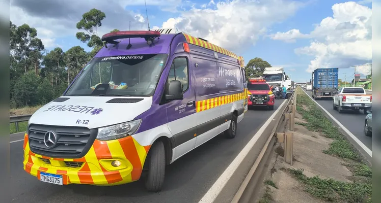 Carro atinge frente de caminhão e é arrastado por 200 metros em PG