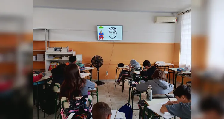 Os alunos produziram autorretratos imaginando-se como super-heróis e utilizaram vídeos de desenhistas como referência para representar personagens.
