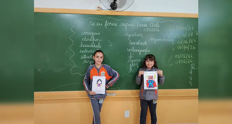 Os alunos produziram autorretratos imaginando-se como super-heróis e utilizaram vídeos de desenhistas como referência para representar personagens.