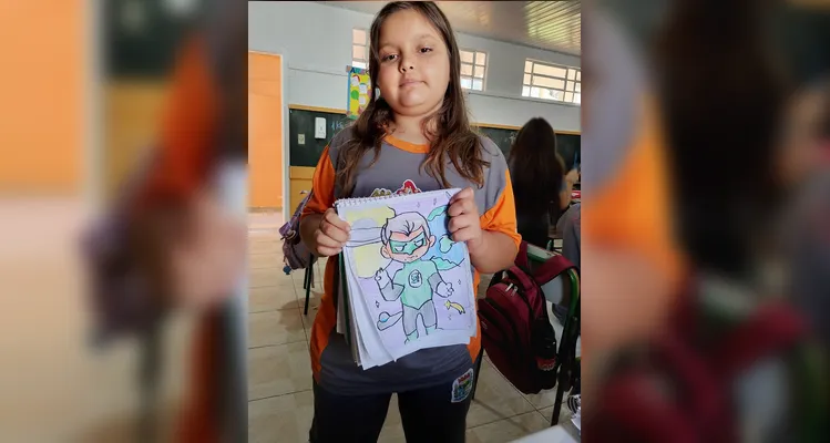 Os alunos produziram autorretratos imaginando-se como super-heróis e utilizaram vídeos de desenhistas como referência para representar personagens.