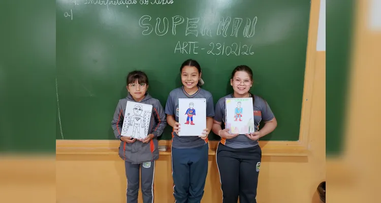Os alunos produziram autorretratos imaginando-se como super-heróis e utilizaram vídeos de desenhistas como referência para representar personagens.
