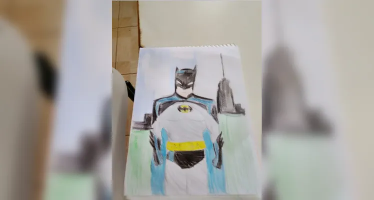 Os alunos produziram autorretratos imaginando-se como super-heróis e utilizaram vídeos de desenhistas como referência para representar personagens.