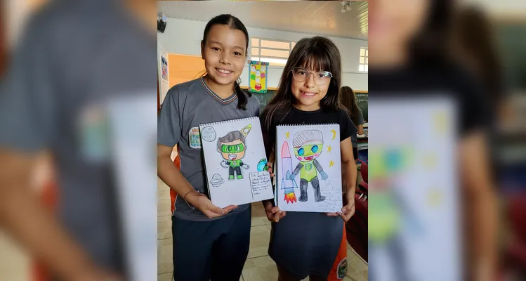 Os alunos produziram autorretratos imaginando-se como super-heróis e utilizaram vídeos de desenhistas como referência para representar personagens.