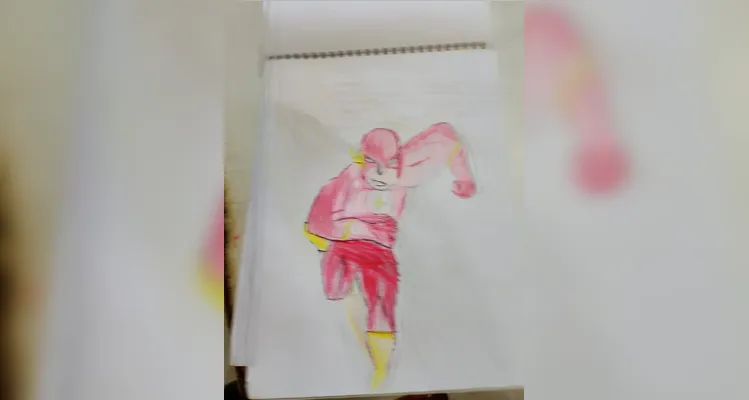 Os alunos produziram autorretratos imaginando-se como super-heróis e utilizaram vídeos de desenhistas como referência para representar personagens.