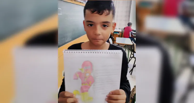 Os alunos produziram autorretratos imaginando-se como super-heróis e utilizaram vídeos de desenhistas como referência para representar personagens.