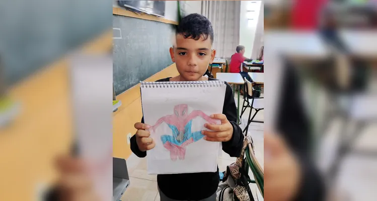 Os alunos produziram autorretratos imaginando-se como super-heróis e utilizaram vídeos de desenhistas como referência para representar personagens.