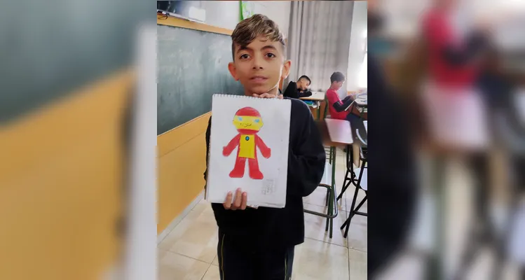 Os alunos produziram autorretratos imaginando-se como super-heróis e utilizaram vídeos de desenhistas como referência para representar personagens.