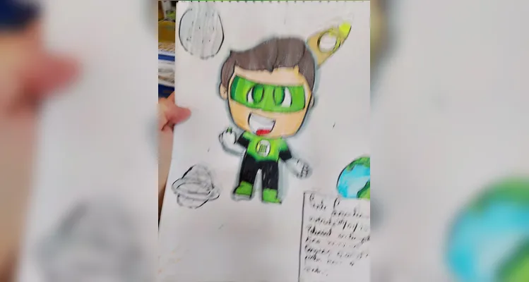 Os alunos produziram autorretratos imaginando-se como super-heróis e utilizaram vídeos de desenhistas como referência para representar personagens.